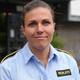 Foto: Sivert Sandvik Eldøen / NRK Politiadvokat med blå kortermet uniform ser inn i kamera.