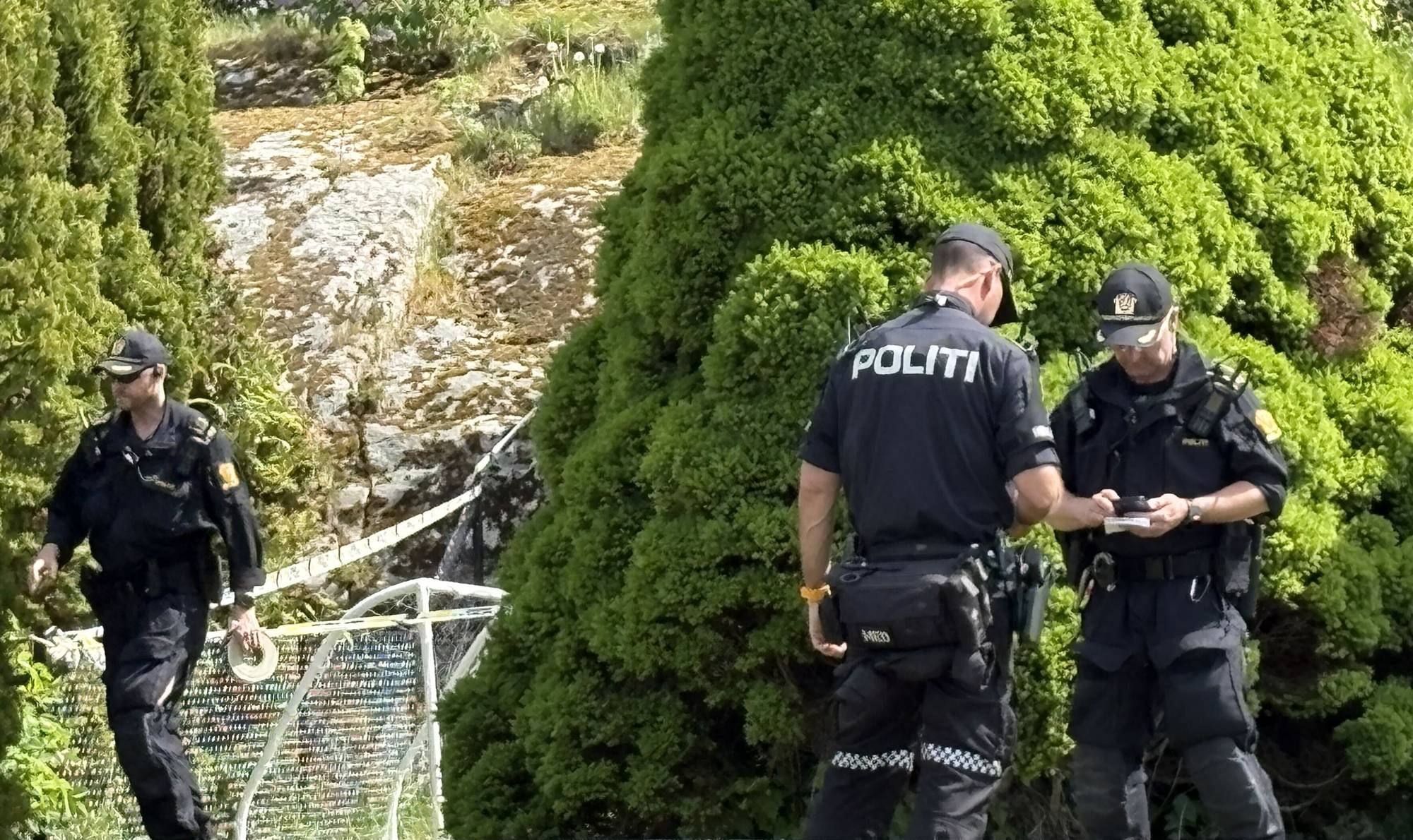 Politibetjenter i en hage