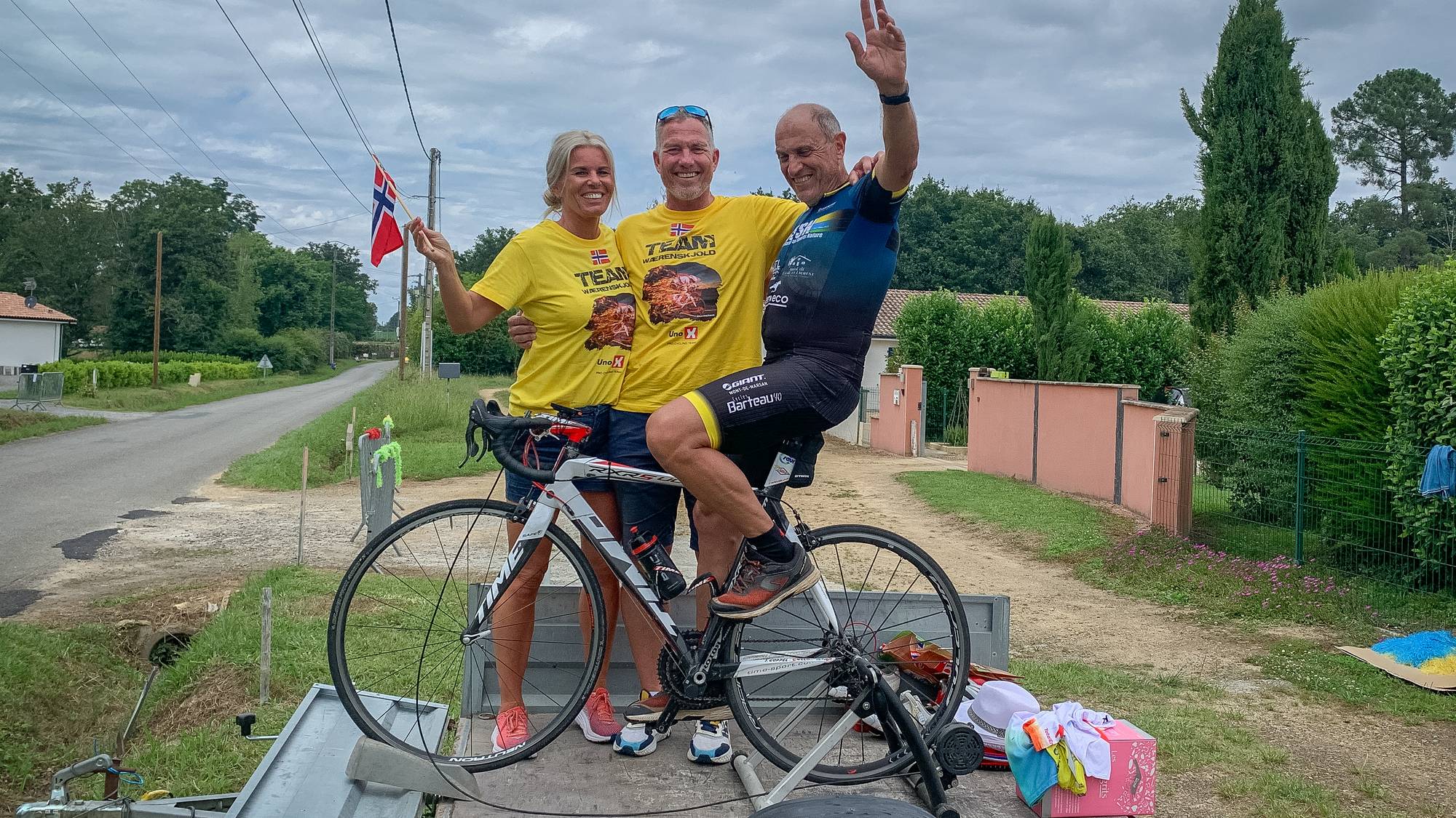 En Tour de France-tilskuer sammen med Søren Wærenskjolds pappa Svein Wærenskjold og hans samboer Tone Elisabeth Kvinen.