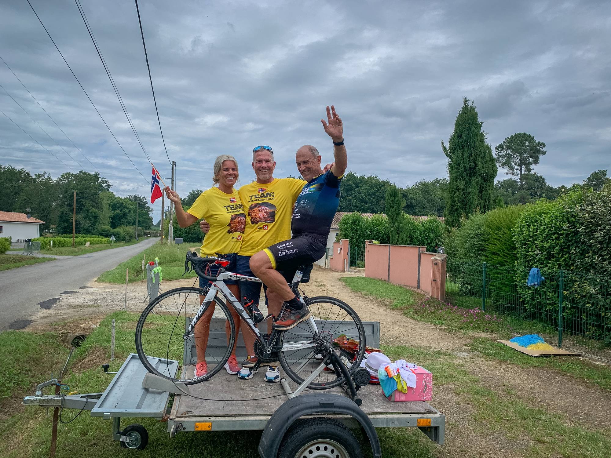 En Tour de France-tilskuer sammen med Søren Wærenskjolds pappa Svein Wærenskjold og hans samboer Tone Elisabeth Kvinen.