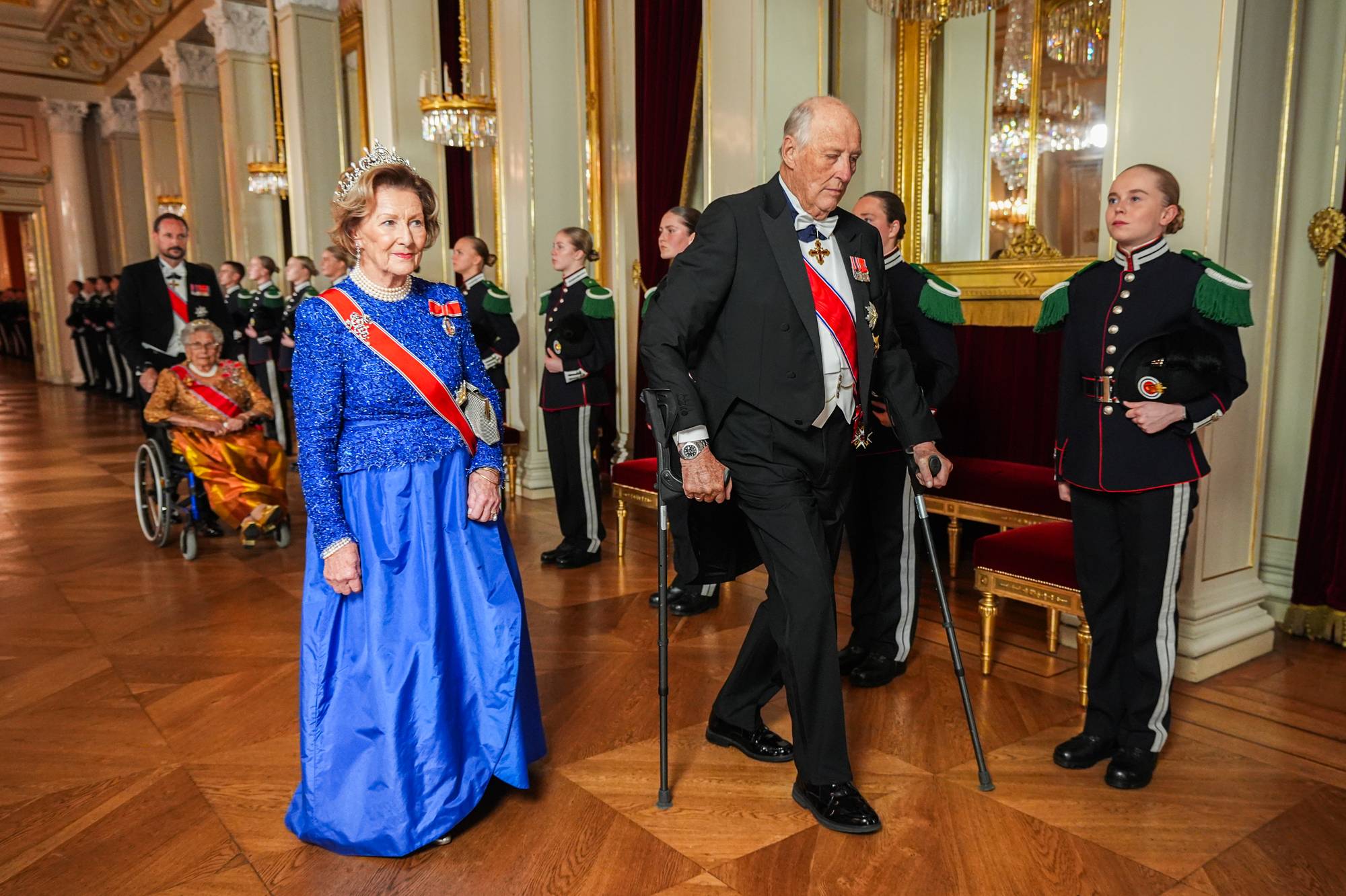 Kong Harald og dronning Sonja går gjennom ballsalen på Slottet på vei inn til stortingsmiddagen 24. oktober 2024
