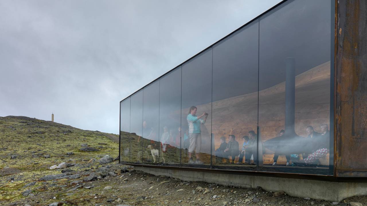 Tverrfjellhytta på Hjerkinn på Dovre, med med utsikt mot Snøhettamassivet.
