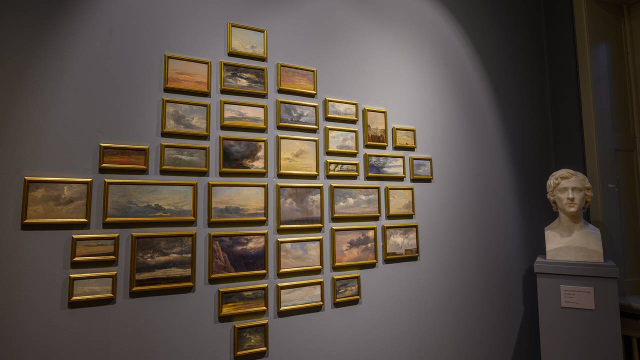 Malerier av og byste som portretterer kunstneren J. C. Dahl. Utstilt på KODE-museene i Bergen.