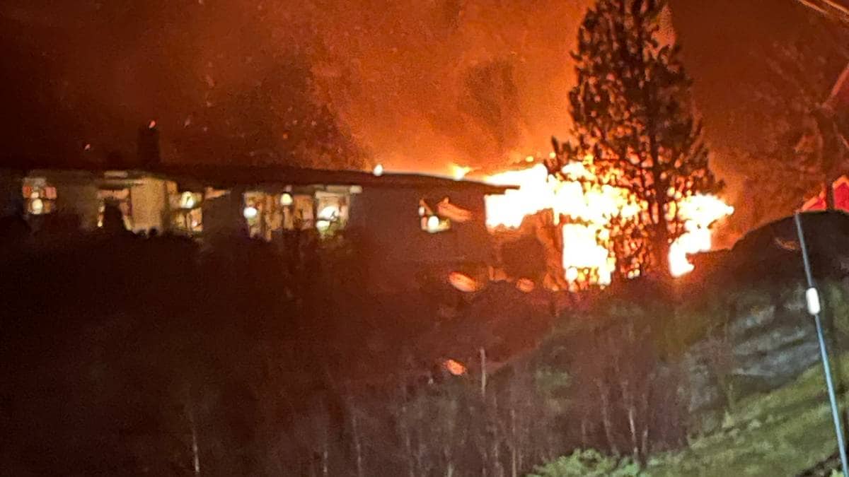 NO: Eksplosiv brann har spreidd seg til bustadhus