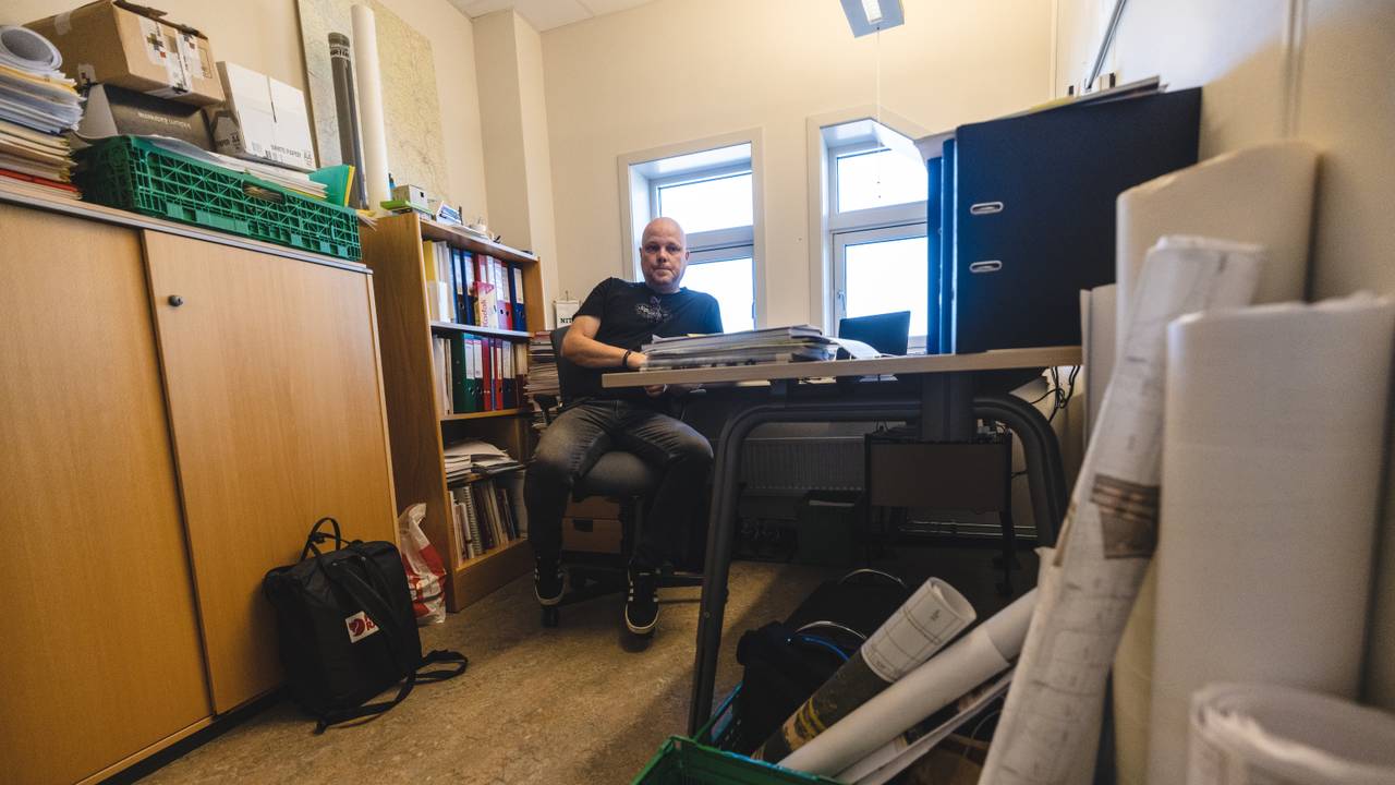 Beredskapsansvarlig i Sør-Odal, Morten Andreassen sitter inne på kontoret sitt på rådhuset i Sør-Odal.
