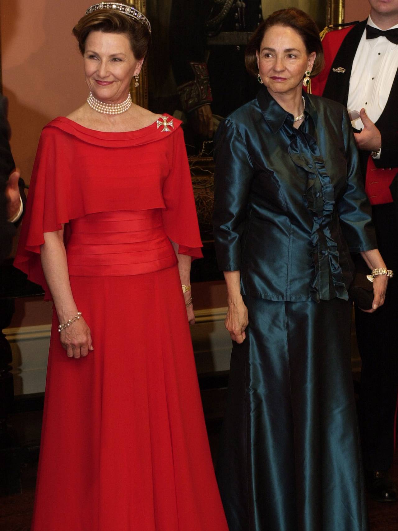 Dronning Sonja rød kjole