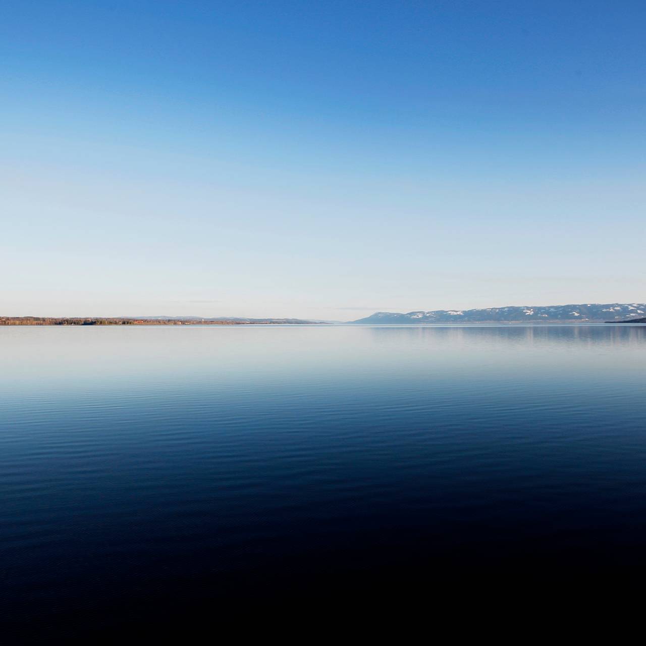 Stille vann på Mjøsa