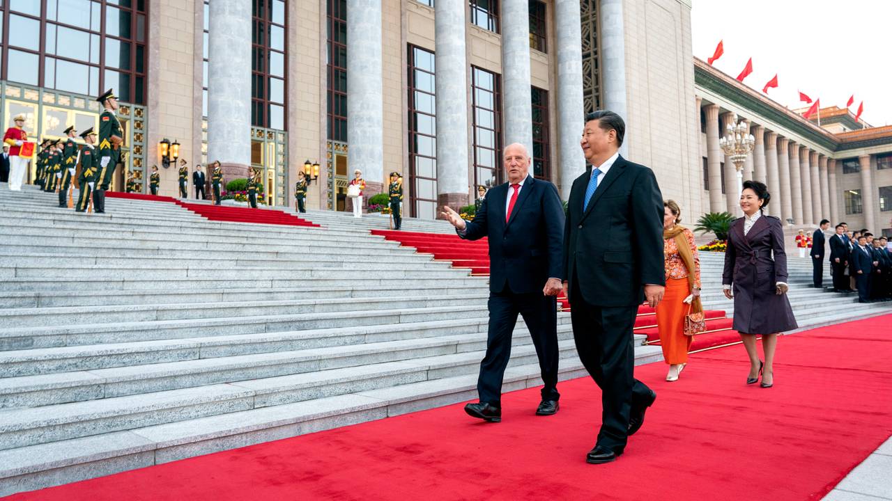 Kong Harald går sammen med Xi Jinping i Beijing