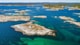 Tor Erik Shcrøder øyer i havet med et hus på den ene