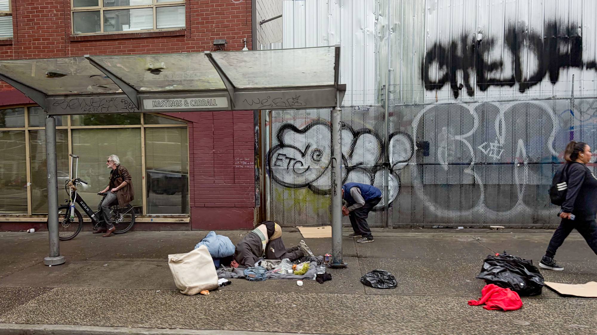 Hjemløse i Vancouver på et busstopp