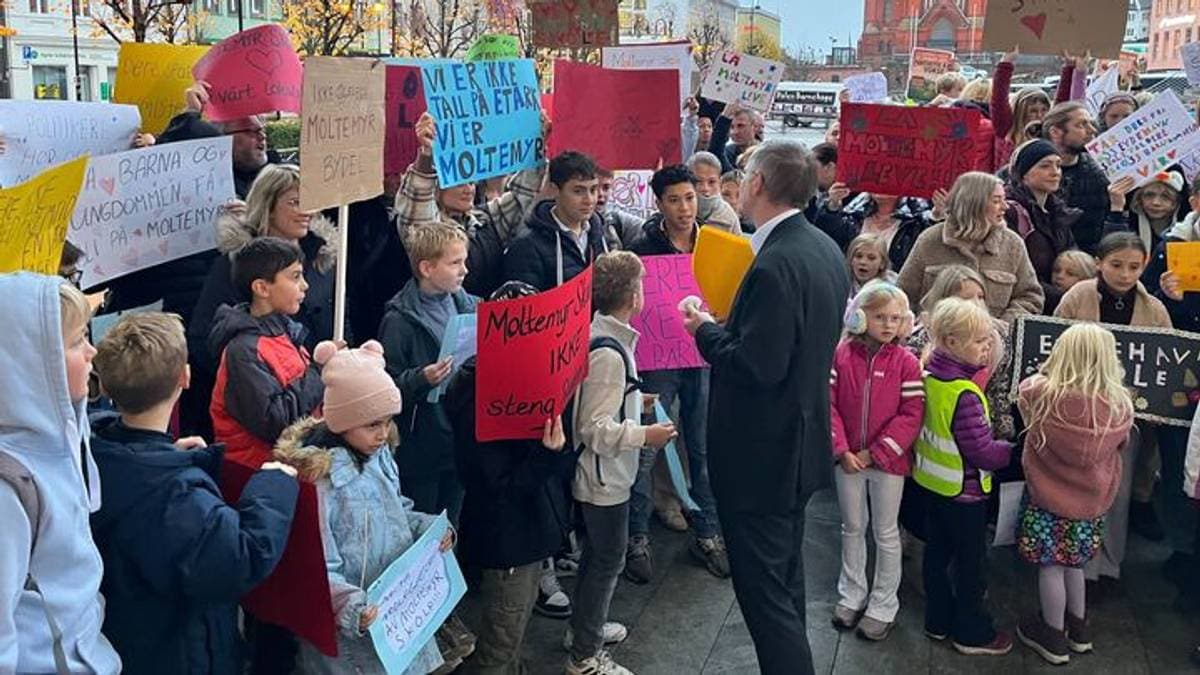 Politikere møtt av demonstrerende elever og foreldre