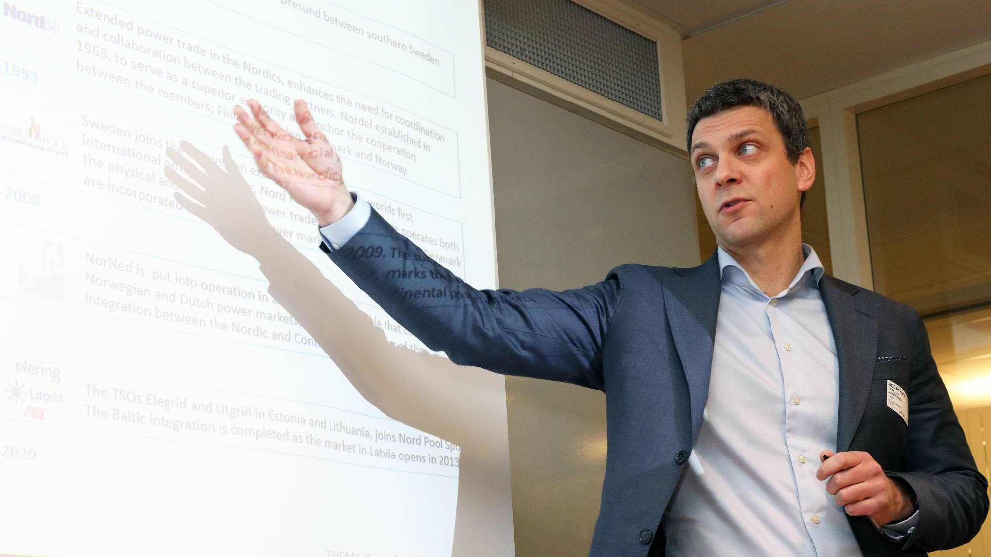 Analytiker og partner Marius Holm Rennesund holder foredrag for journalister om kraftmarkedet. 