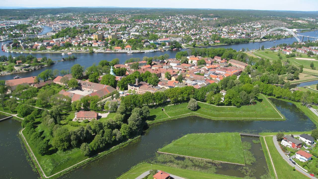 Gamlebyen i Fredrikstad ligger bak en taggete vollgrav på den ene siden, og Glamma på den andre siden.