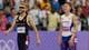 Foto: Aleksandra Szmigiel / REUTERS,NTB Josh Kerr og Jakob Ingebrigtsen på løpebanen under OL i Paris. Publikum i bakgrunnen. (Bildebeskrivelsen er laget av en KI-tjeneste)