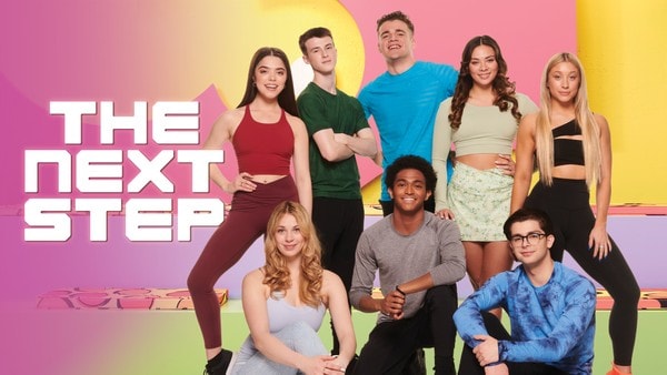 Et lag fra kompaniet skal konkurrere i mesterskap. Med fiender, falske venner og trekantdrama utspiller det virkelige dramaet seg utenfor dansegulvet.