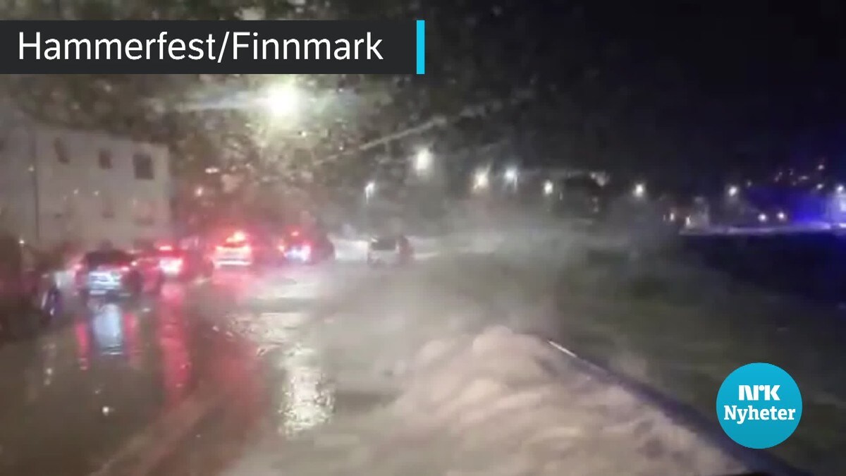 Her slår bølgene inn over hovedveien i Hammerfest