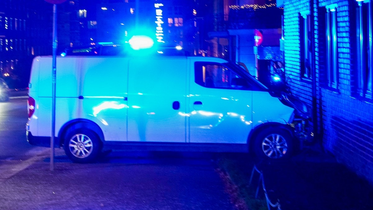 Bil krasjet i husvegg i Oslo