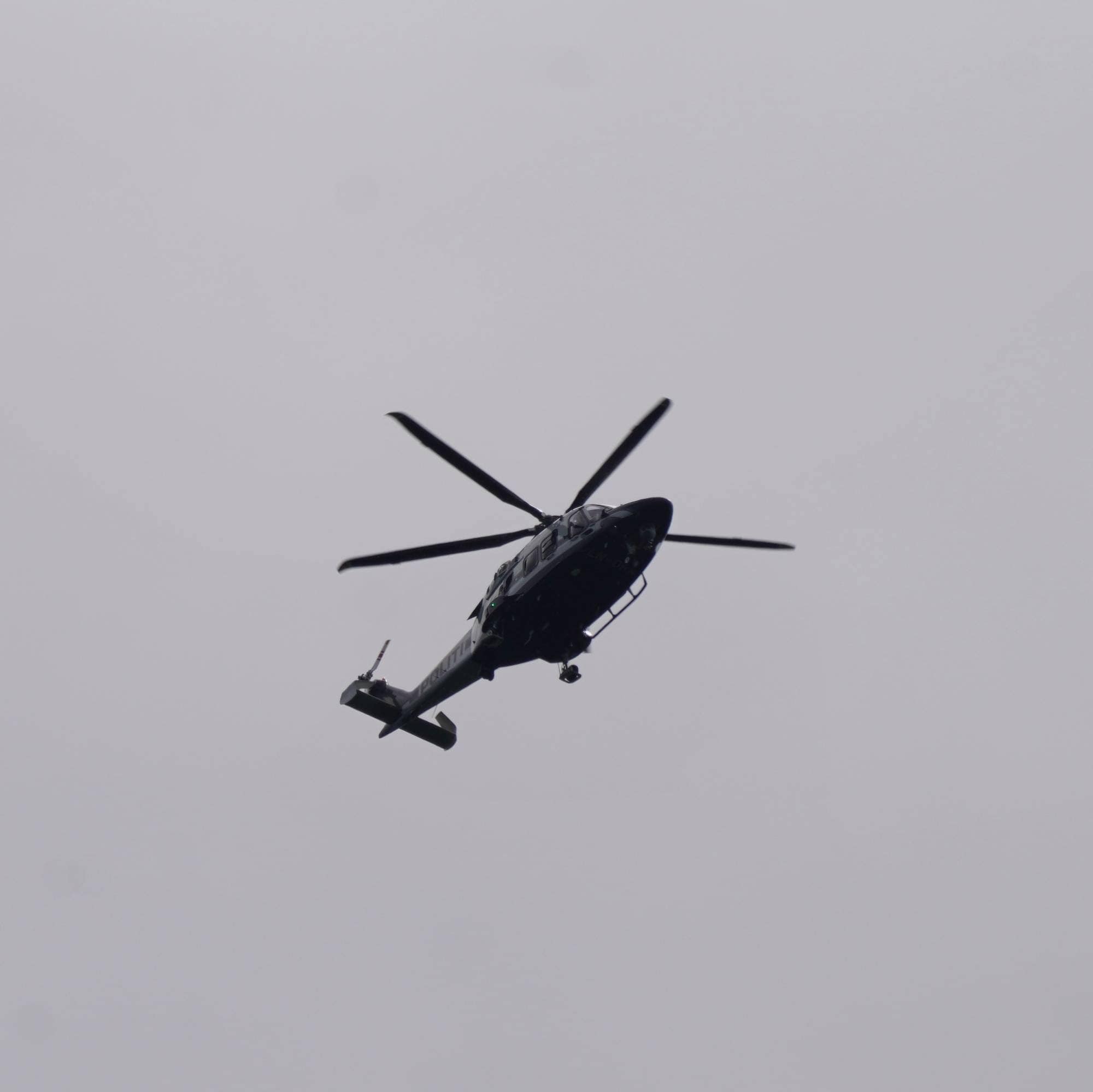 Politihelikopter sett nedenfra og opp