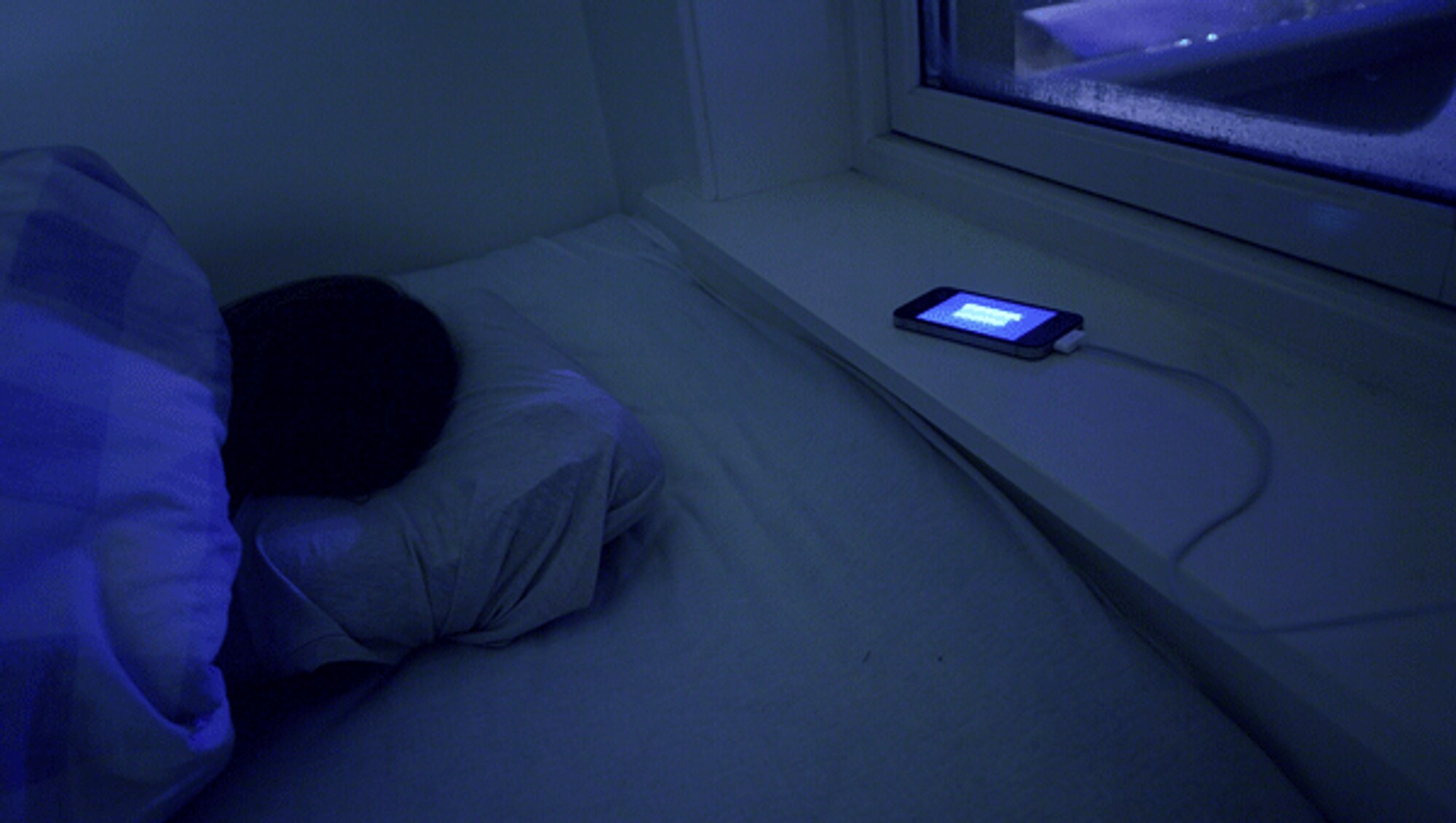 Farlig å lade mobilen i senga NRK Livsstil Tips, råd og innsikt