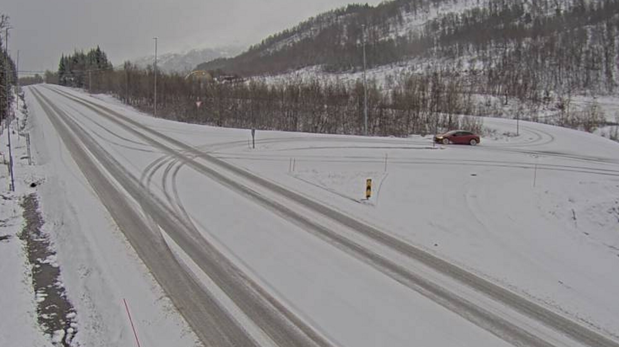 Et trafikkamera viser lett snødekke på E8