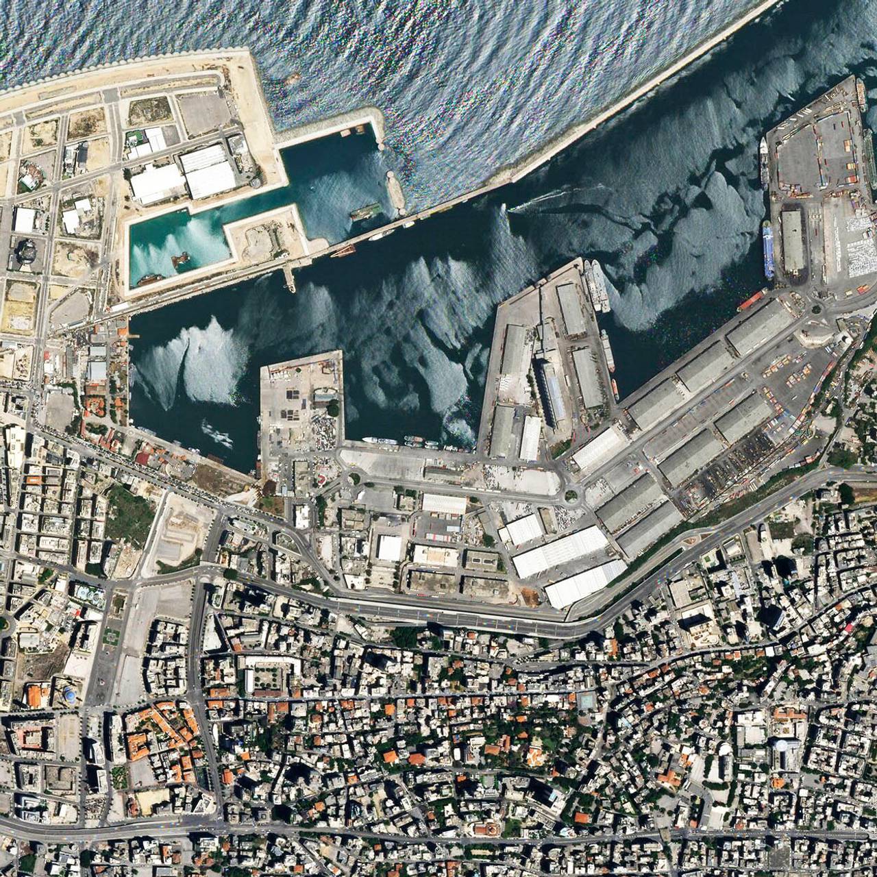 Satelittbilde av havnen i Beirut tatt 31. mai. 2020.