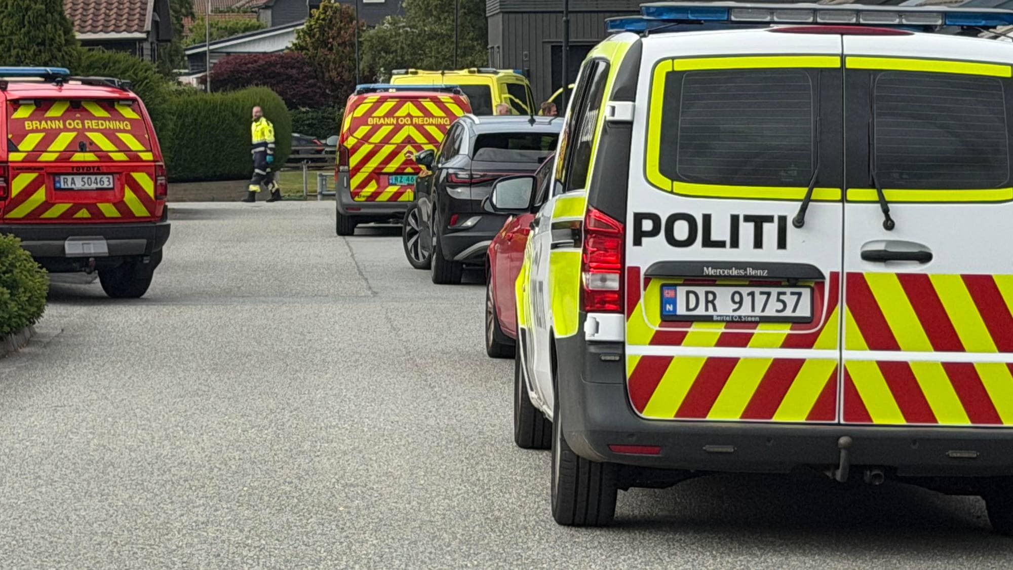 To politibiler og to ambulanser på stedet