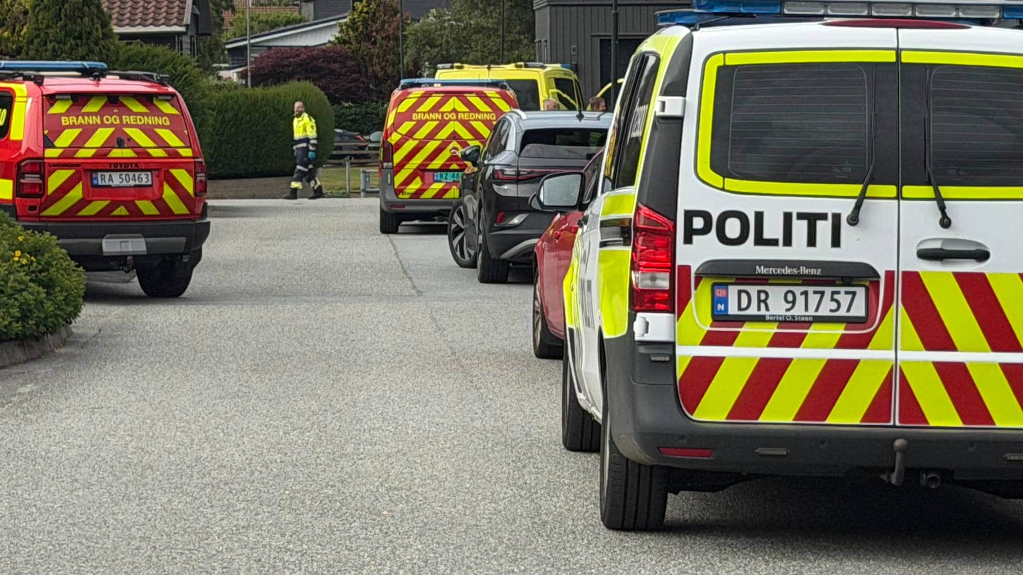 To politibiler og to ambulanser på stedet