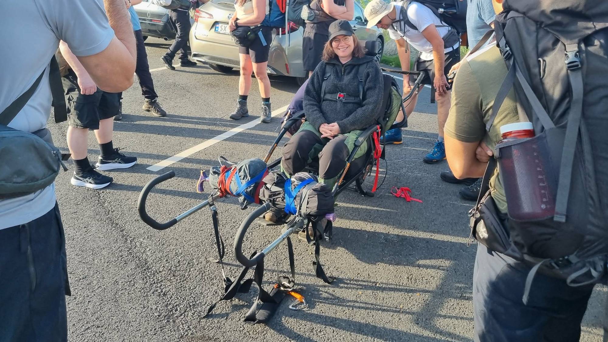 Annett Garvik kom seg til Trolltunga ved hjelp av ein spesiell rullestol med eitt hjul. 