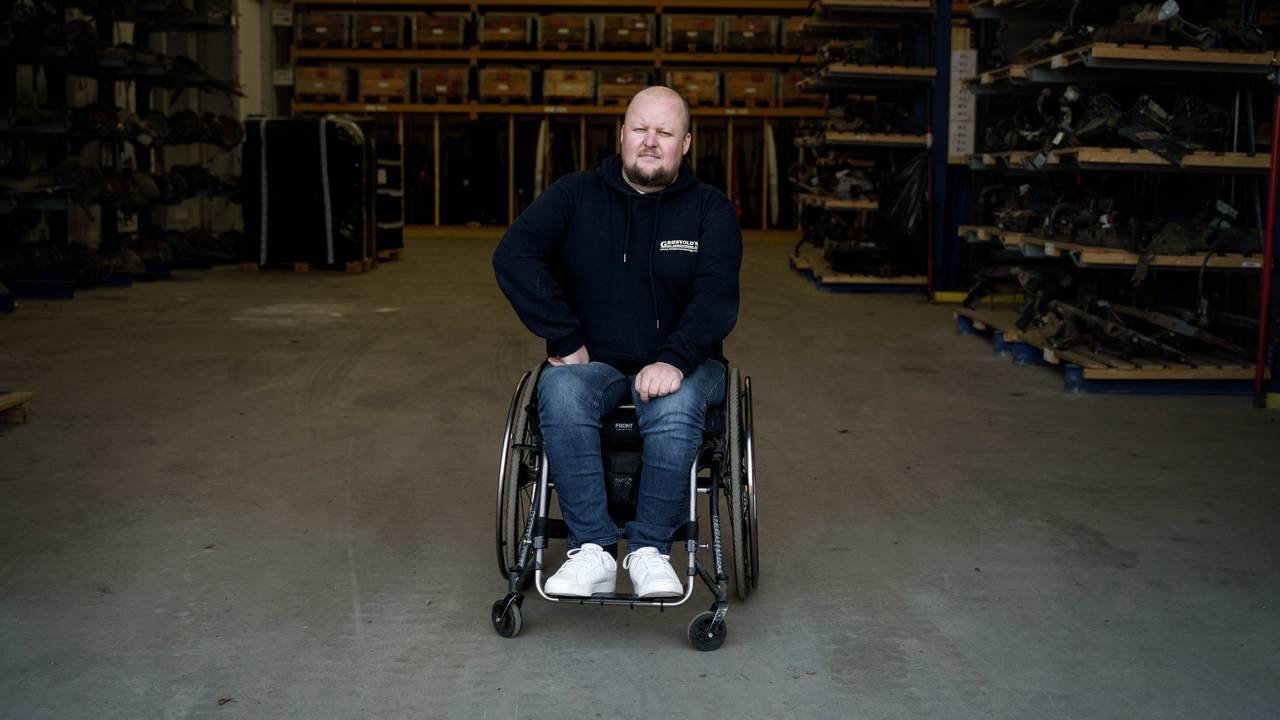Portrett av Tom foran lagret med brukte bildeler
