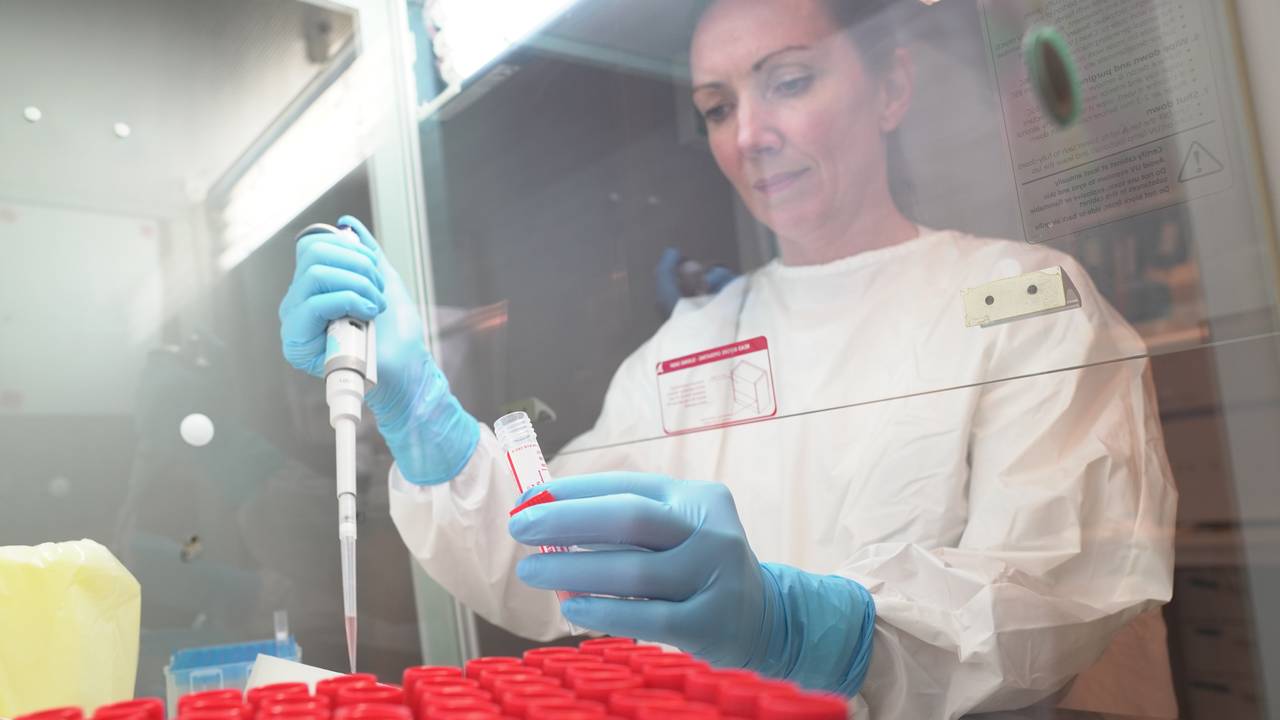 Ingvild Berg analyserer koronatester ved mikrobiologisk laboratorium ved Nordlandsykehuset i Bodø.
