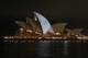 Hollie Adams / Reuters / NTB Sydney Opera House er avbildet i nattemørket med et projisert bilde av en menorah på taket. Bygningen er opplyst, og omgivelsene er mørke med noen få lys langs kaien. Vann reflekterer lyset fra operaen. Ingen mennesker er synlige i bildet. (Bildebeskrivelsen er laget av en KI-tjeneste)