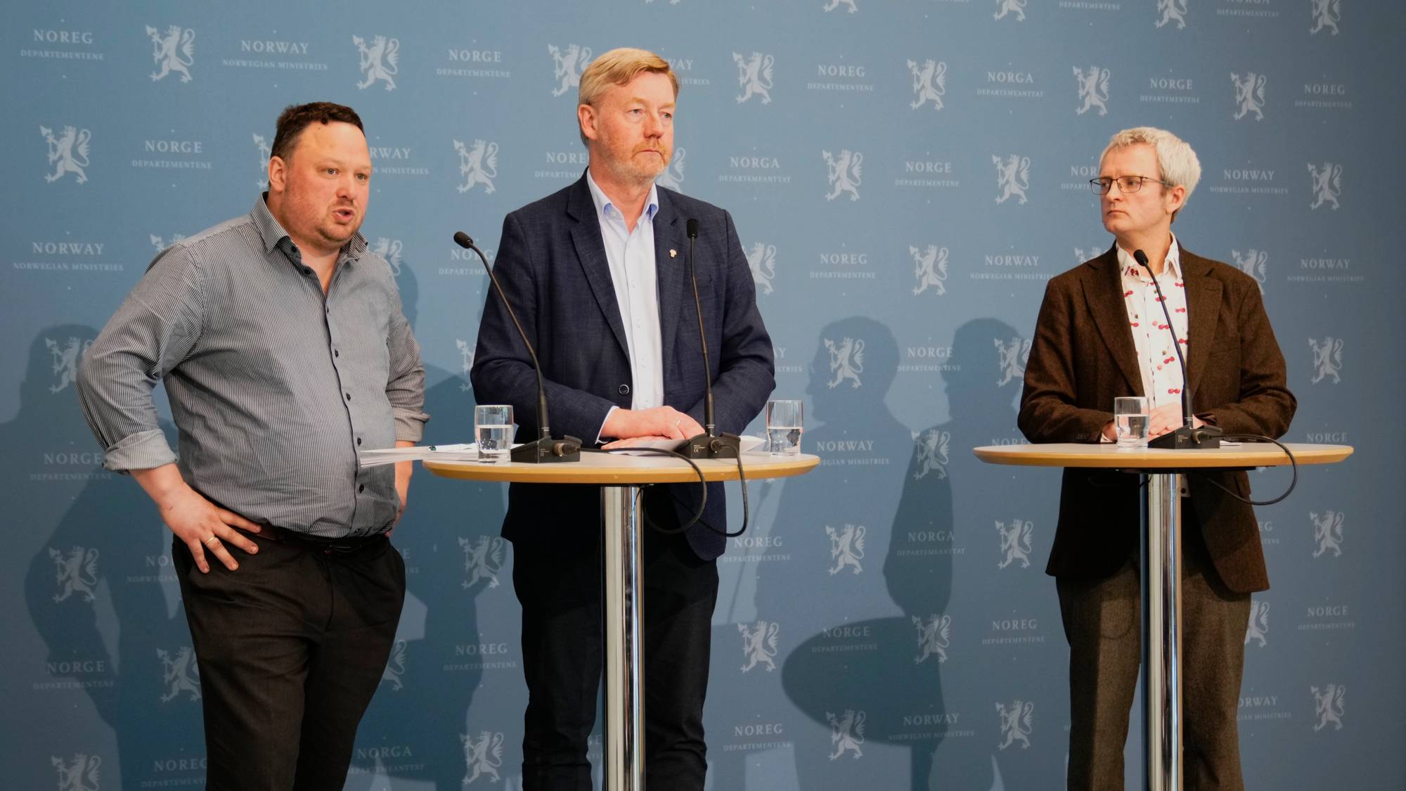 Frå venstre: Leiar Tor Jacob Solberg i Norsk bonde- og småbrukarlag, leier Bjørn Gimming i Norges bondelag og forhandlingsleiaren til staten for jordbruksforhandlingane, Nils Øyvind Bergset.