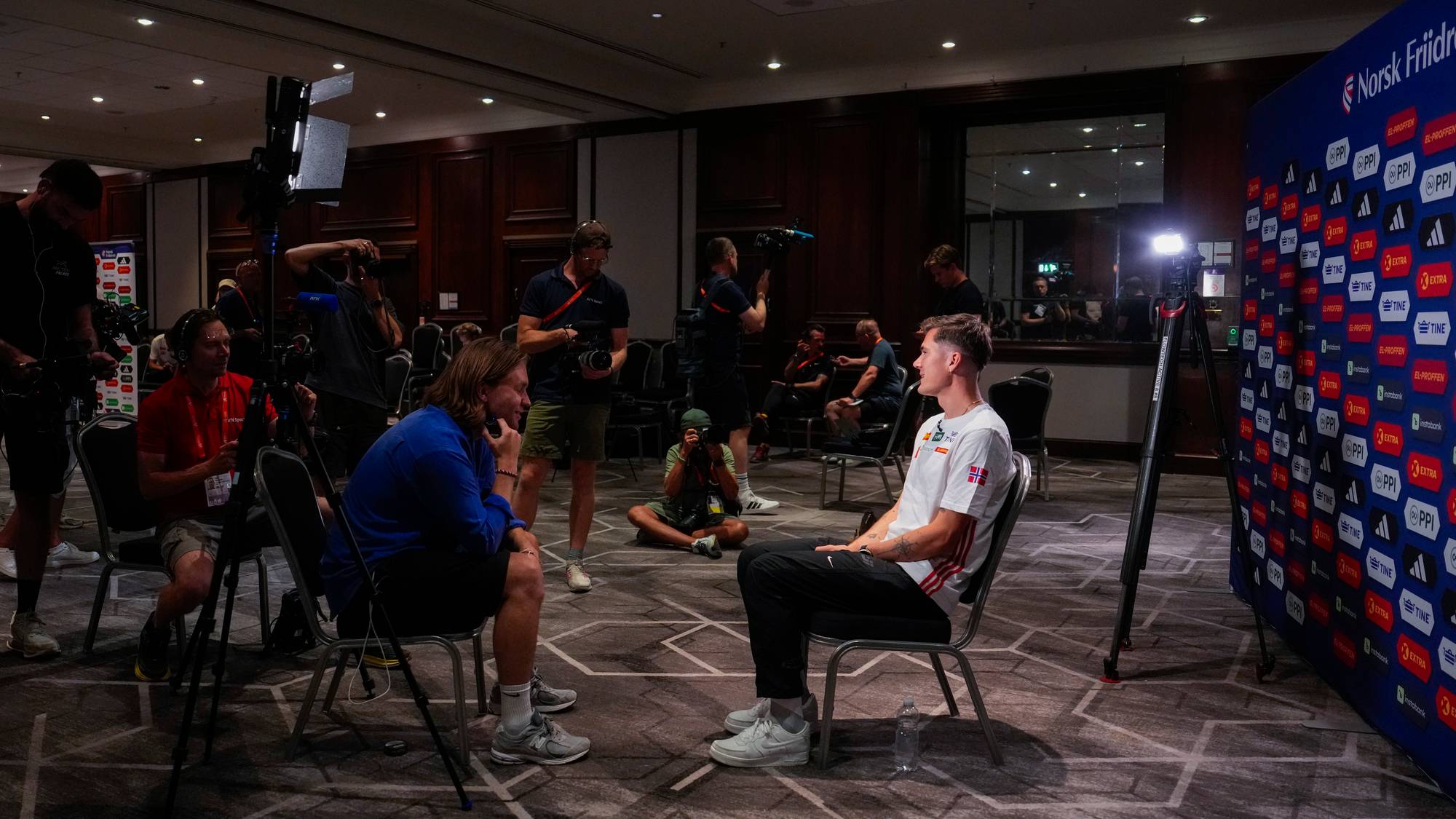 Jakob Ingebrigtsen intervjues av NRK-journalist Brede Bleiklie Thomassen