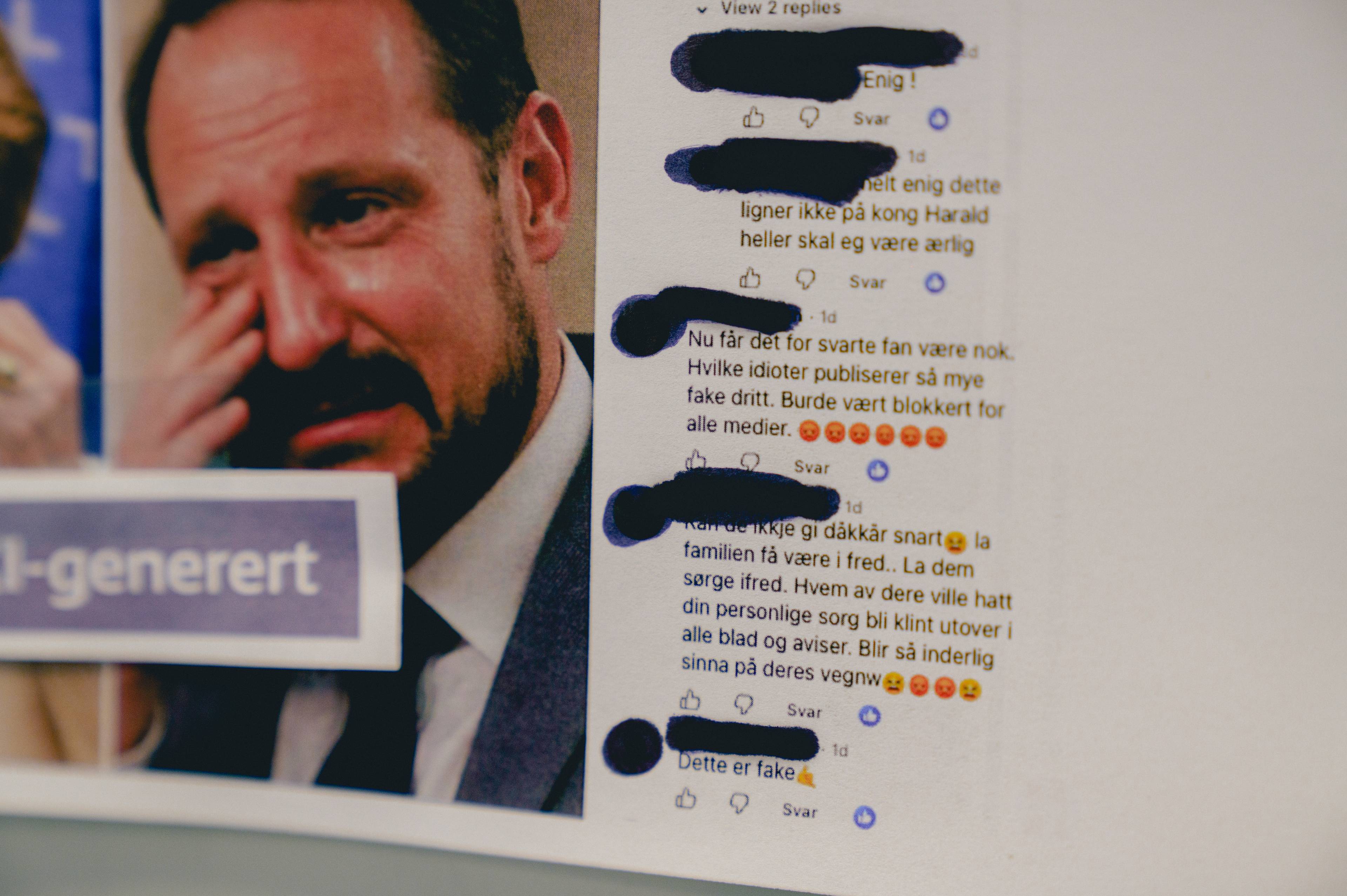 En tavle med utskrifter av innlegg publisert på Facebook. Lapper med "KI-generert" er teipet over flere av bildene som ser ut til å vise kong Harald, kong Haakon, dronning Sonja, og dronning Mette-Marit sterkt preget i det som ser ut som ulike situasjoner