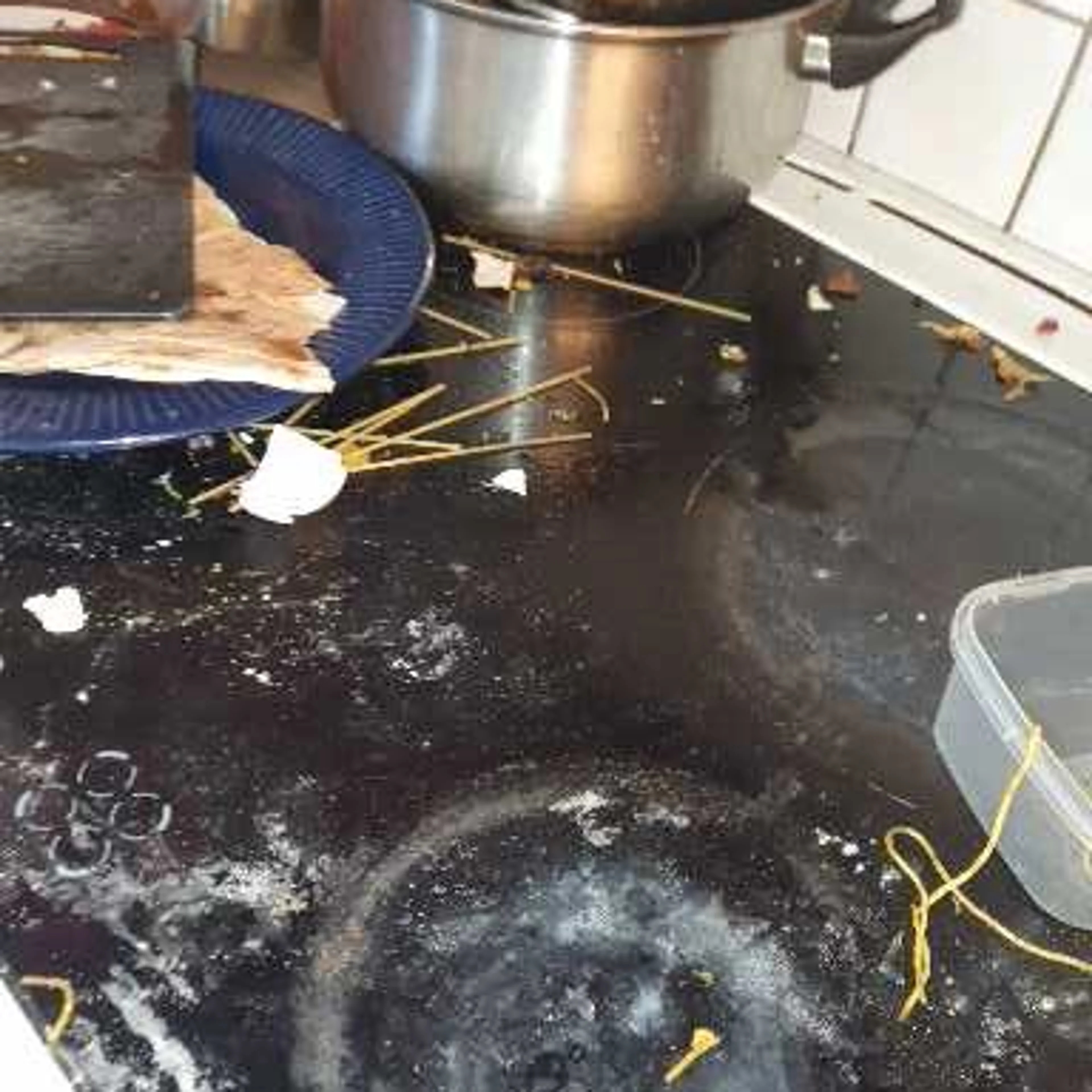Rot og skitne tallerkner på gulv og benkeflater