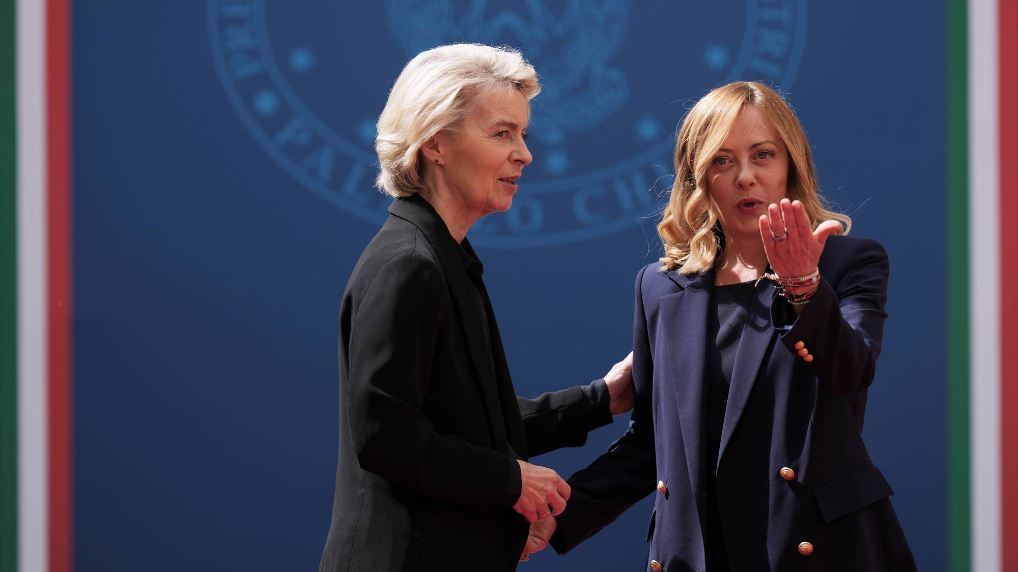 Ursula von der Leyen og Giorgia Meloni møtes foran Italias statsministerkontor. (Bildebeskrivelsen er laget av en KI-tjeneste)