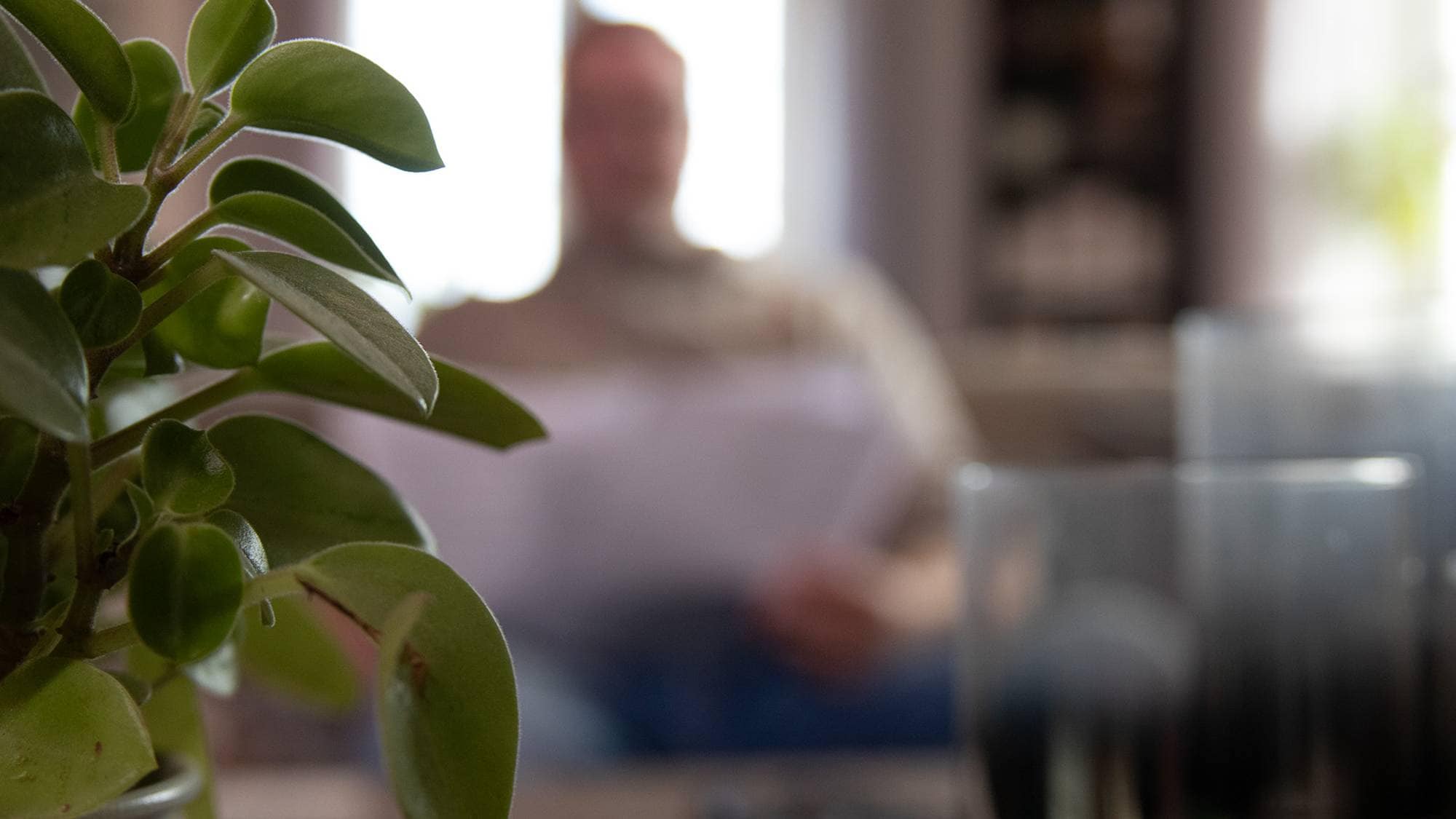 En person sitter i bakgrunnen og leser dokumenter. 