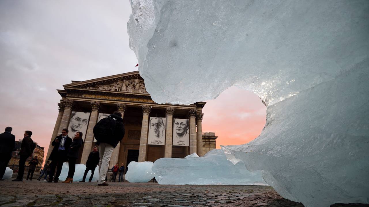 Is-installasjon med Grønlandsis foran Pantheon i Paris i 2015. Kunstinstallasjon av Olafur Eliasson
