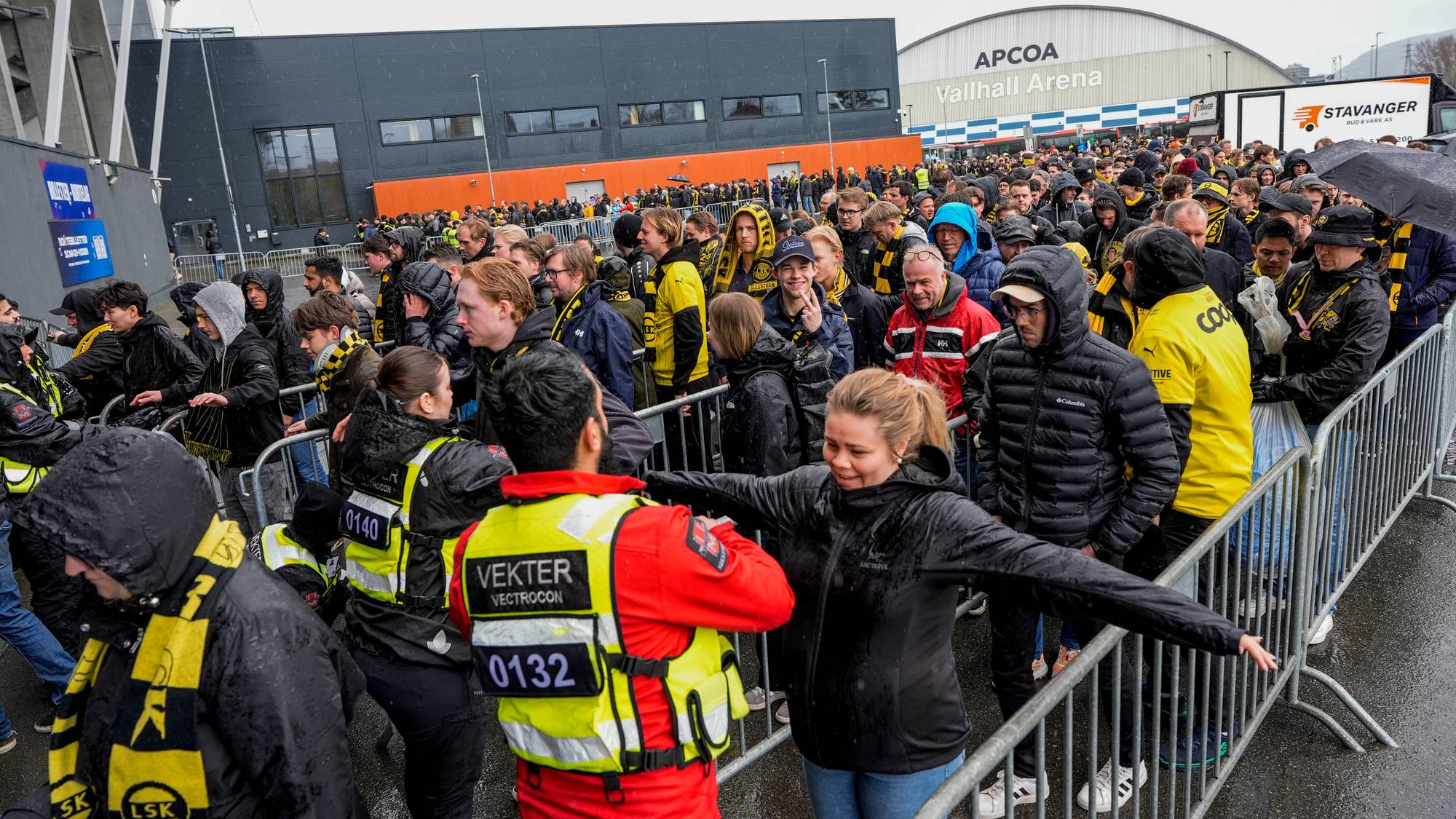 En folkemengde (Bildebeskrivelsen er laget av en KI-tjeneste)