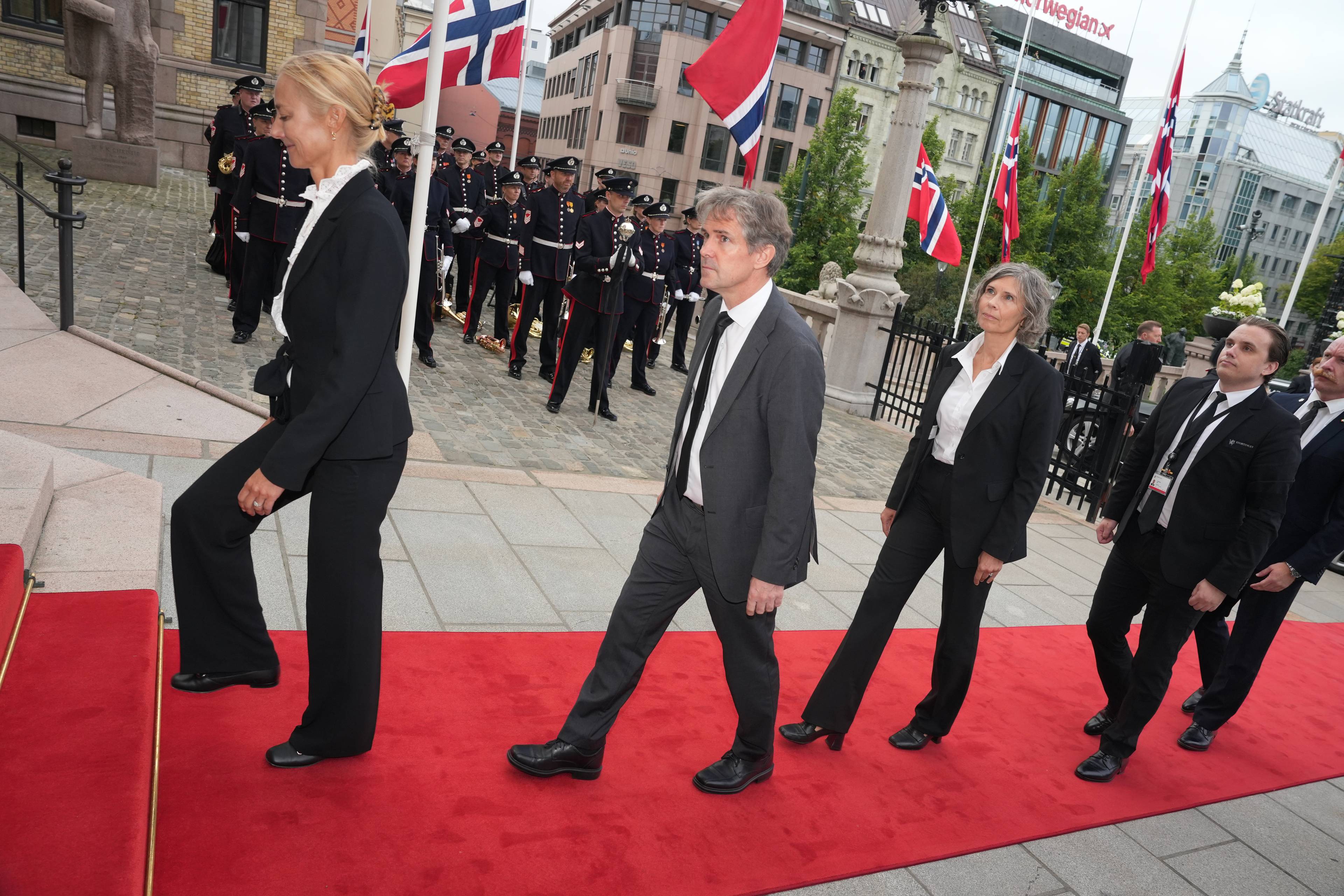 Formelt kledde mennesker på vei inn i stortinget