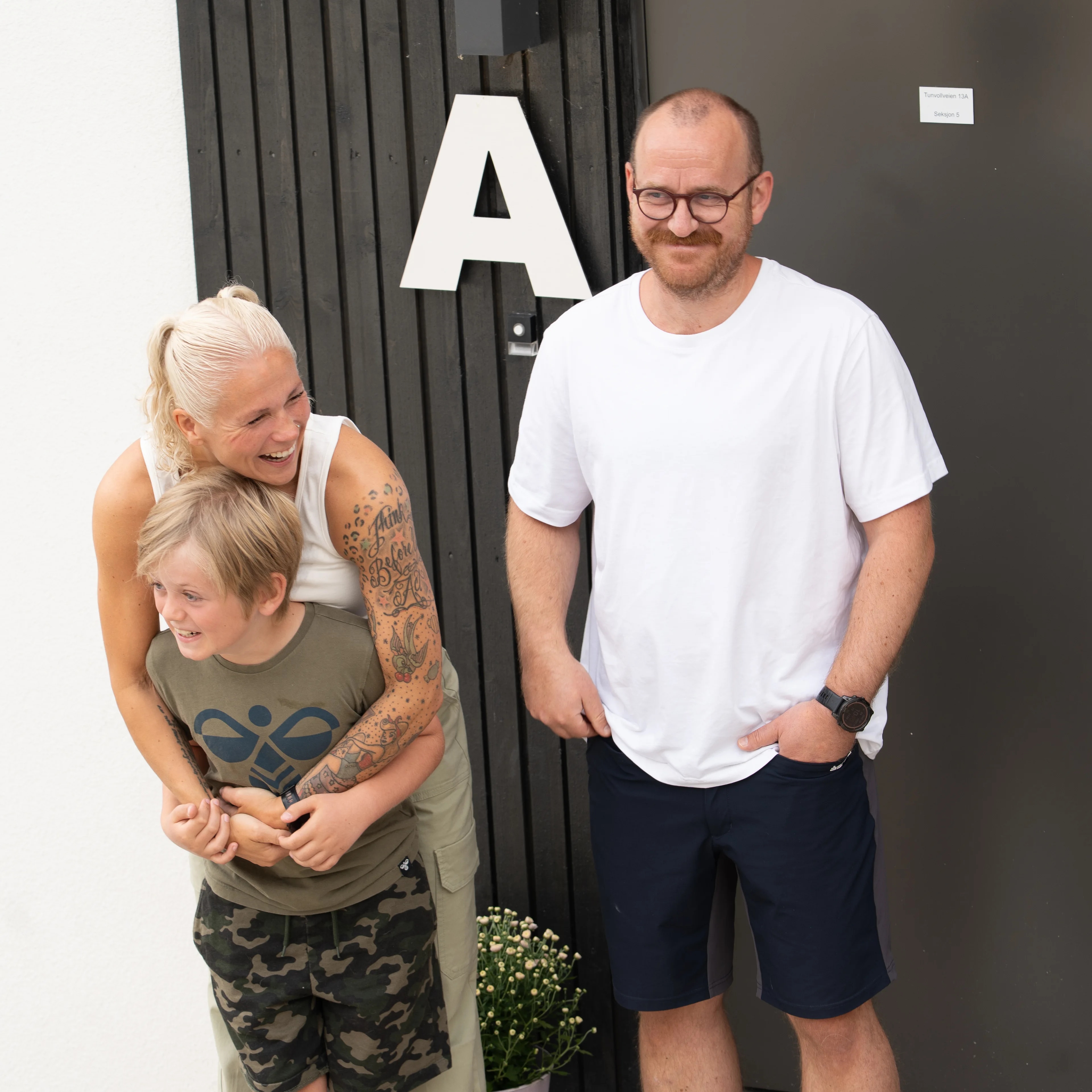 En familie foran ei dør
