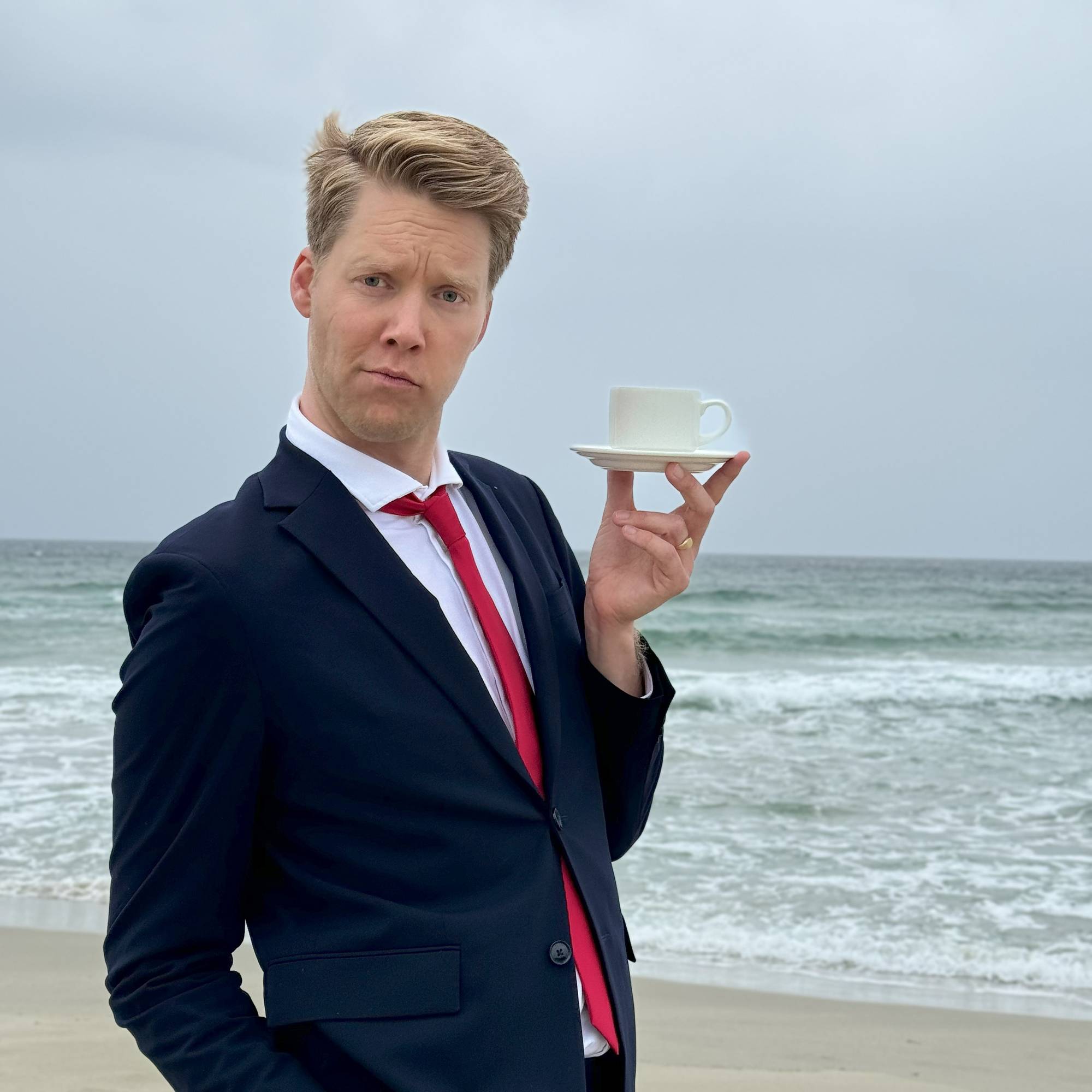 Kjetil Krogstad som holder et glass øl