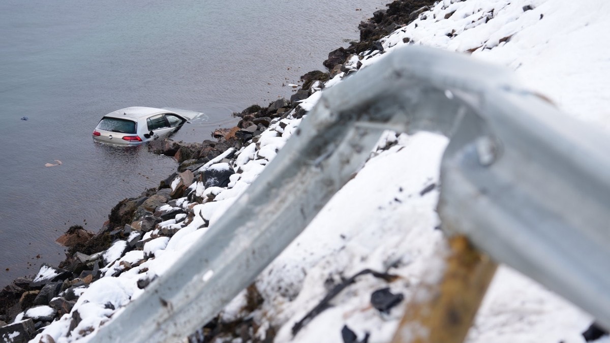 Bilførar hamna i sjøen på Atlanterhavsvegen