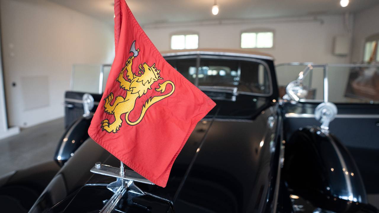 Kongeflagget står foran på bilen A1