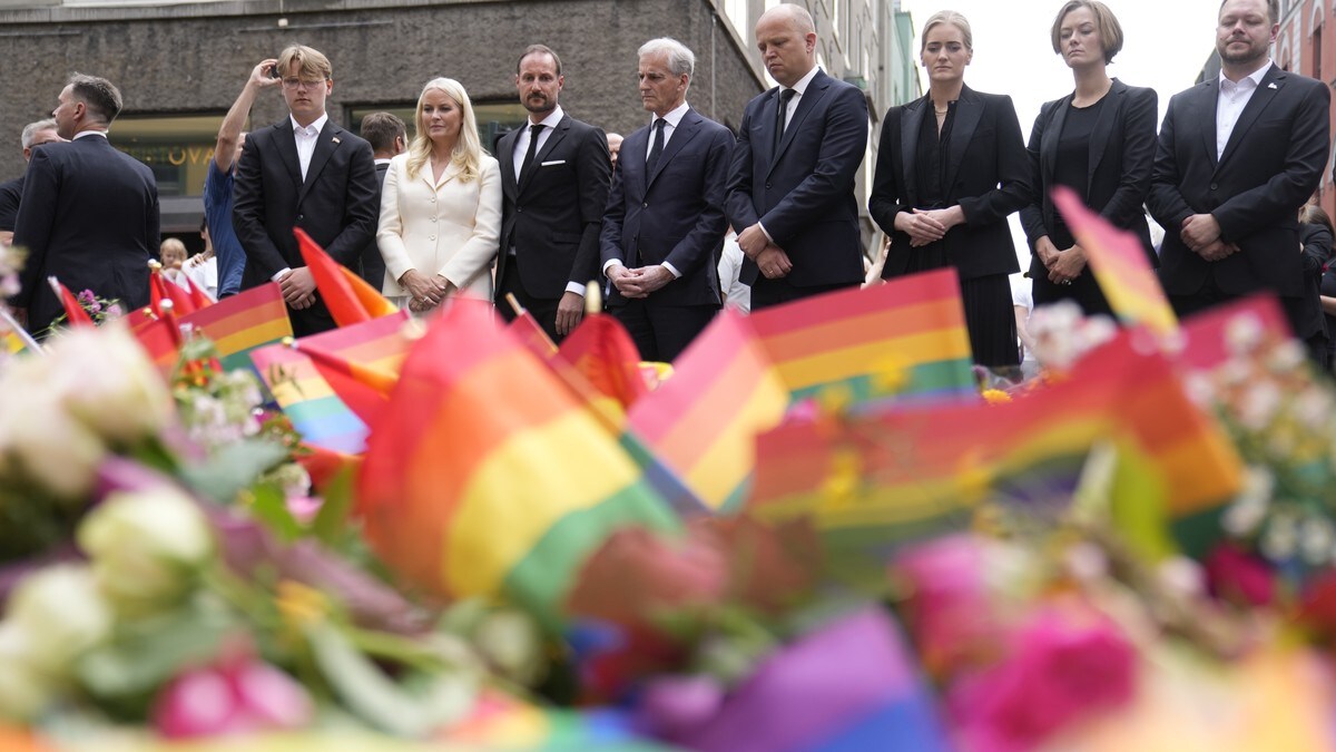 Kronprinsfamilien og statsministeren legger ned roser ved London pub