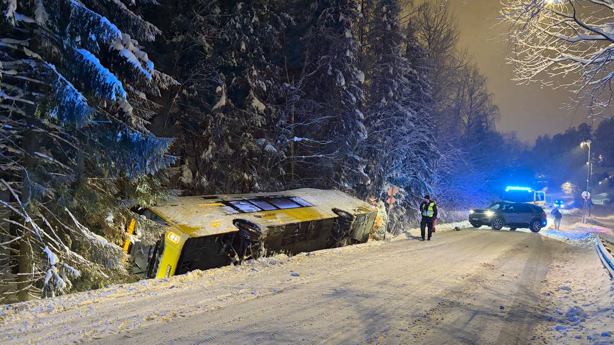 En buss har sklidd og veltet i Drammen: – Evakuert gjennom bakruta
