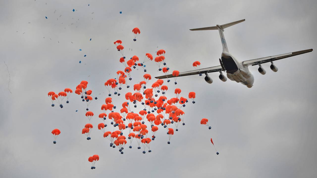 Et russisk fly slipper ned matpakker fra Verdens matvareprogram over Sør-Sudan i februar i år.