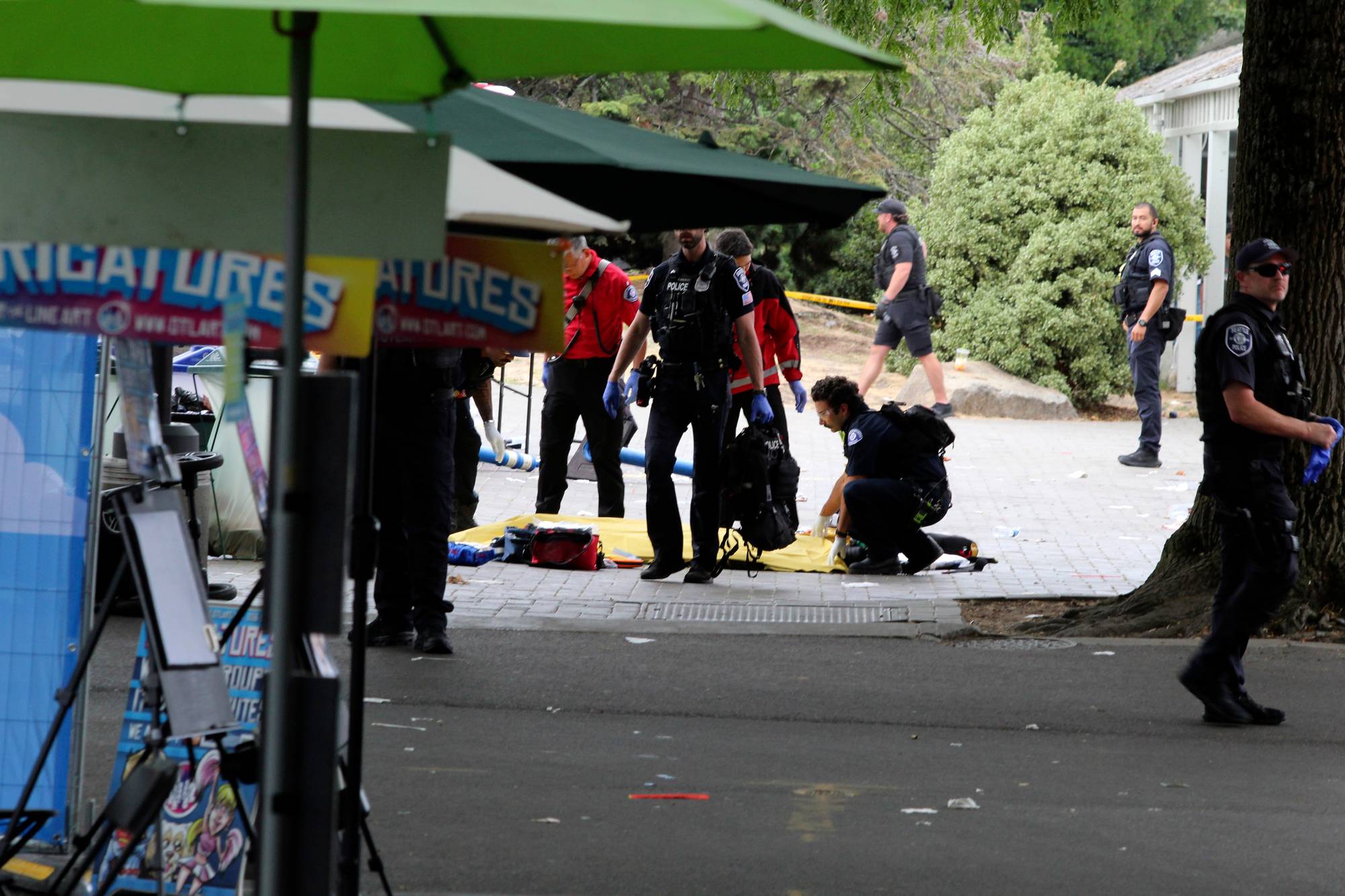 Politiet dekker til en person etter en skyteepisode ved Seattle Center under matfestivalen Bite of Seattle søndag 26. juli 2026 i Seattle i delstaten Washington.
