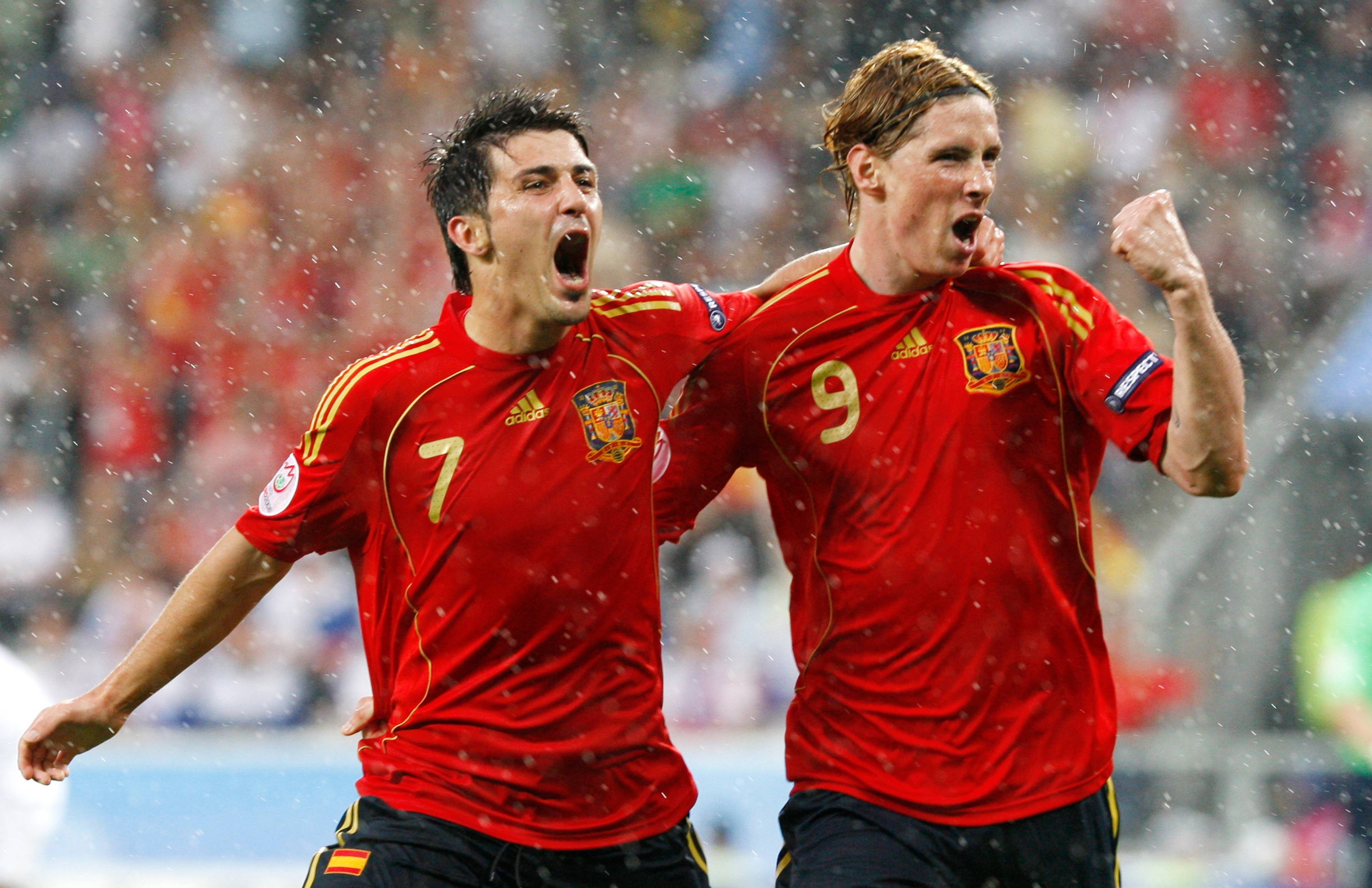 Spania. Spain's David Villa, left, and Fernando Torres celebrate after Villa scored the opening goal during the group D match between Spain and Russia in Innsbruck, Austria, Tuesday, June 10, 2008, at the Euro 2008 European Soccer Championships in Austria and Switzerland. (AP Photo/Bernat Armangue)