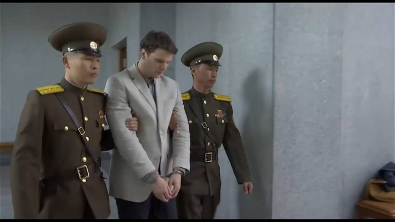 Warmbier leies av to Nord-Koreanske soldater.